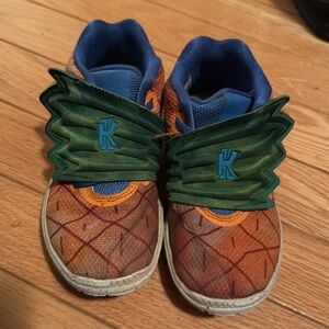 Nike Kyrie 5 Spongebob Squarepants Pineapple House Sneakers Size 10C